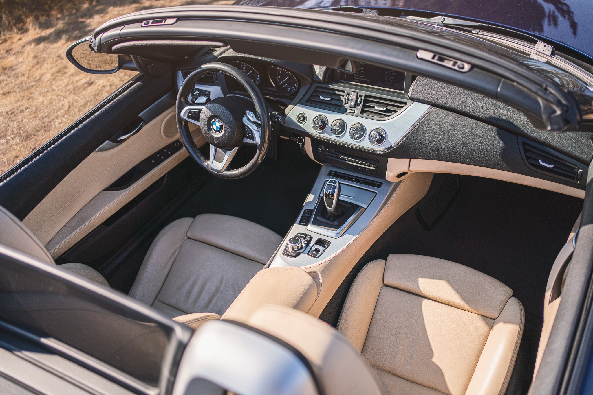 A BMW Z4 bézs ülései és vezető felé forduló műszerfala