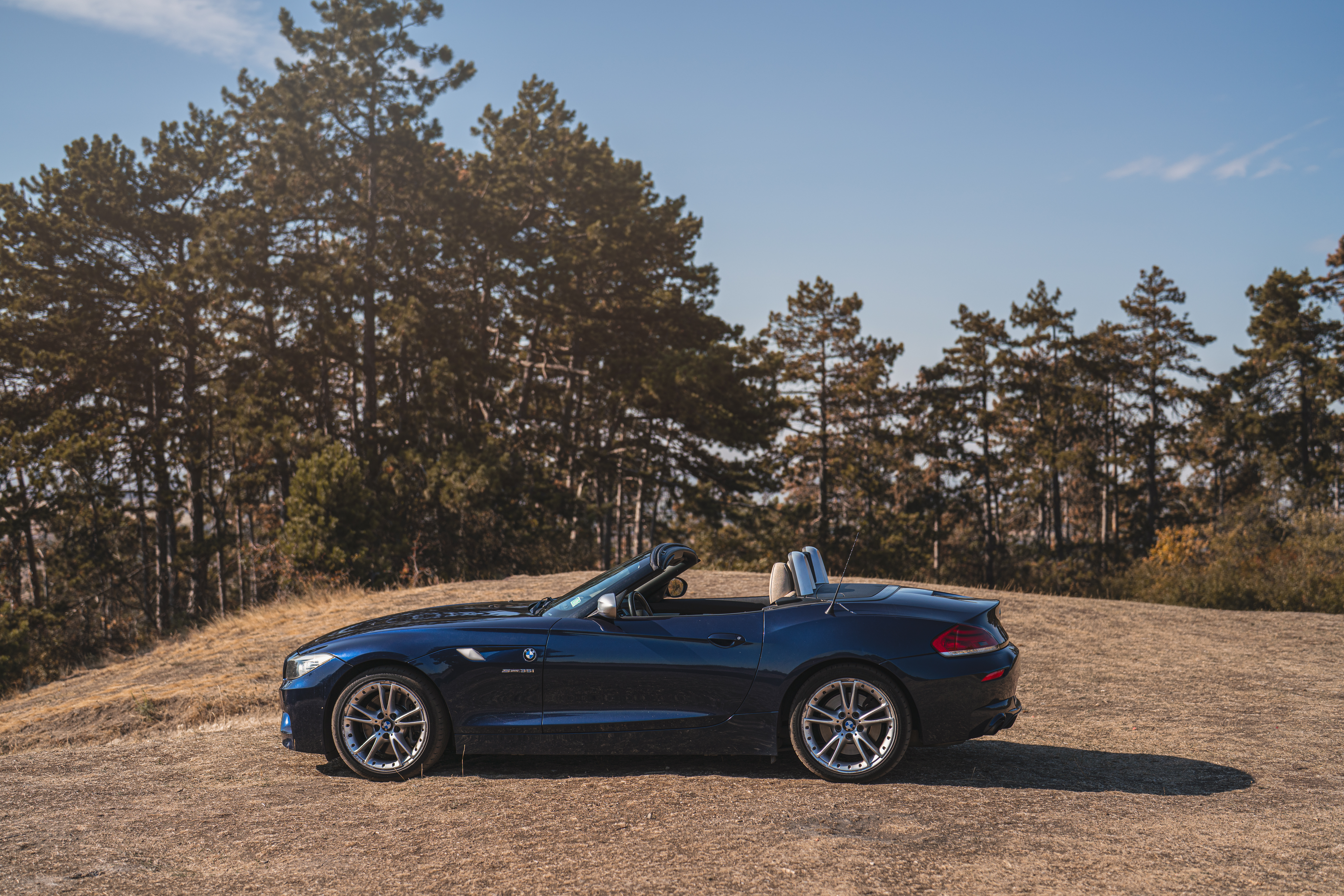 A BMW Z4 oldalnézete nyitott tetővel